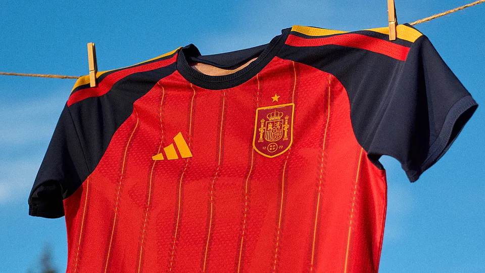 Adidas เปิดตัวชุดทีมเหย้าฟุตบอลโลกสเปน ซึ่งจะเปิดตัวในรอบคัดเลือกฟุตบอลโลกเดือนนี้
